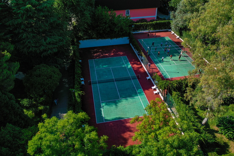 Теннисный корт