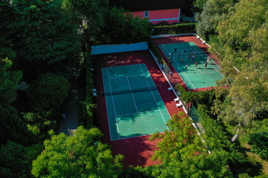 Теннисный корт